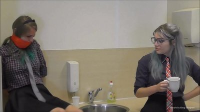 Riippuvainen / sidottu ja suukapulalla / nainen hädässä